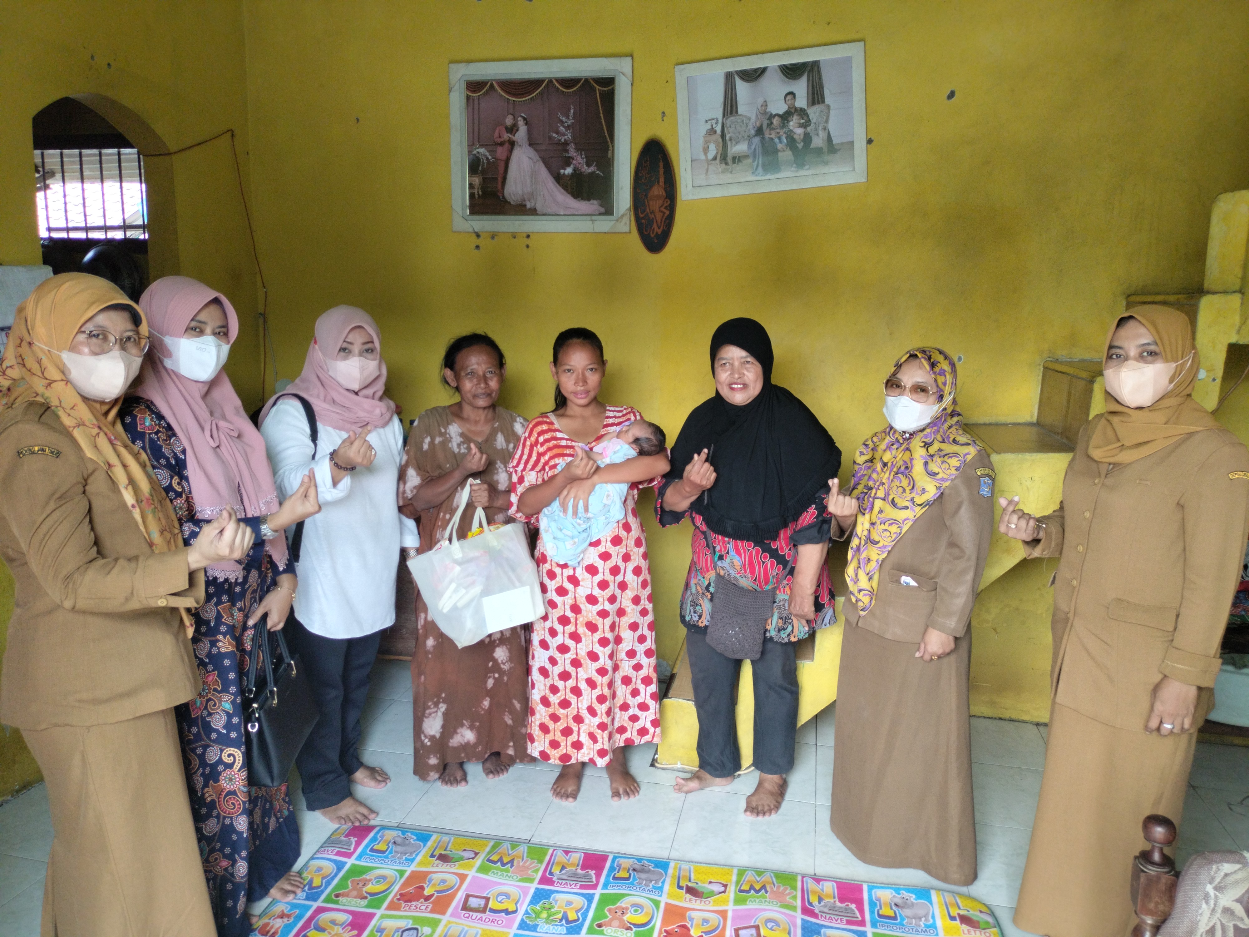 PEMBERIAN SEMBAKO IBU NIFAS OLEH TP PKK KEC ASEMROWO BERSAMA KSH BUMIL Atau NIFAS